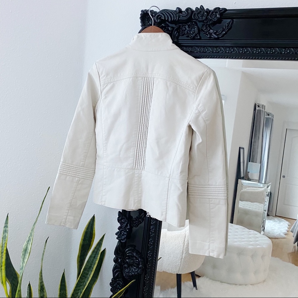 Vintage | Women’s White Faux Leather Jacket - Picture 2 of 4